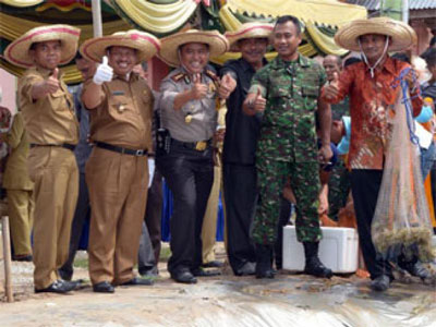 Bupati Bengkalis Panen Perdana Udang Vanname