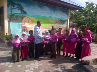 SDN 018 Tanah Merah Inhu Dapat Bantuan Seragam Sekolah