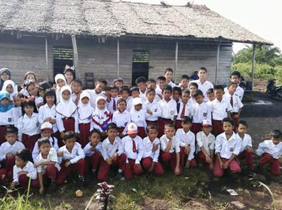 Murid SD di GAS, Inhil Belajar di 'Gubuk' Beratap Daun Rumbia