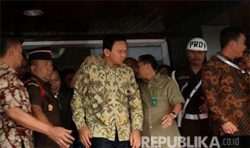 Forum RT/RW se-DKI Diperiksa Polisi Sambil Bawa Spanduk Tangkap Ahok