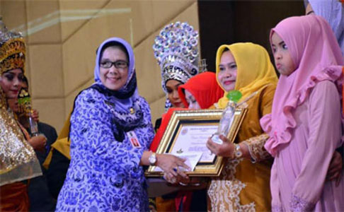 Kasmarni Amril Terima Penghargaan Anugerah Baiduri