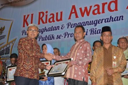 Kampar Terima Penghargaan KI Riau Award 2016