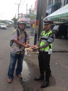 Satlantas Polresta Pekanbaru Amankan Ratusan Ranjau Paku di Jalan Tuanku Tambusai