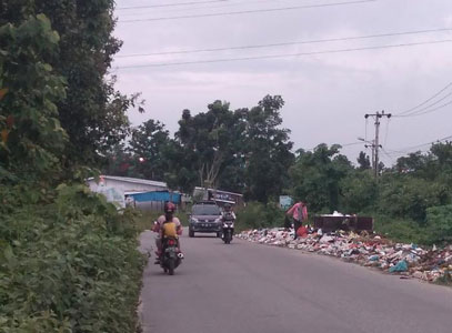 Pemko Pekanbaru Cuek, Sampah Masih Berserakan di Pinggir Jalan