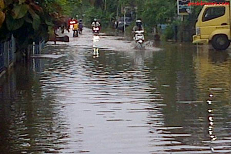 Siaga 24 Jam, BPB-Damkar Pekanbaru Atasi Banjir