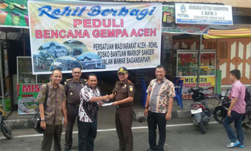 Kejari Rohil Berikan Donasi Untuk Korban Gempa Aceh