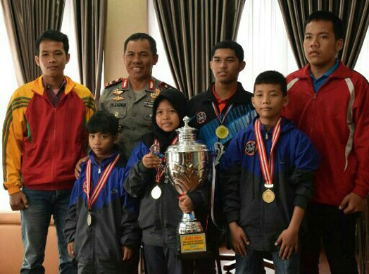 Kapolda Beri Penghargaan Atlet Karate PT. RAPP yang Ukir Prestasi di Vietnam