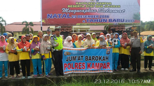 Polres Kampar Bagikan 50 Nasi Bungkus Kepada Petugas Kebersihan dan Pemulung