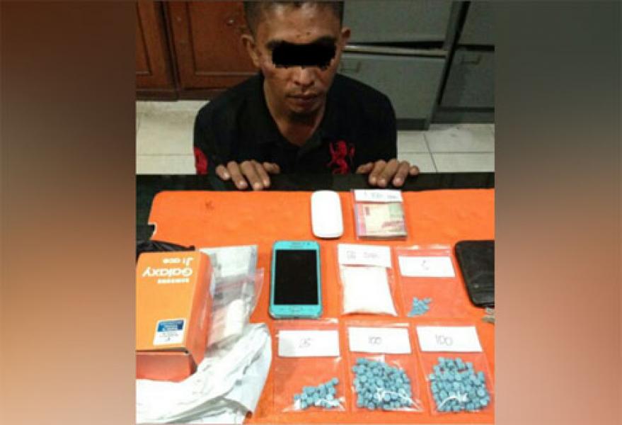 Seorang Pemuda Bawa Ratusan Pil Ekstasi Dari Malaysia, Diringkus Polisi