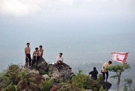 Pramuka SMAN 1 Kepenuhan Takjub Keindahan Puncak Bukit Suligi