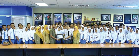 Puluhan Murid SMKN 6 Belajar Proses Produksi Koran
