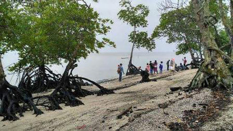 Nikmati Pantai Solop Ramai Pengunjung Berbagai Daerah