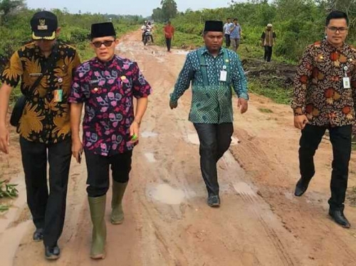 Zulkifli Rela Jalan Kaki Hampir 1 Kilometer, Resmikan Gedung Baru SMPN 21 Parit Sadak