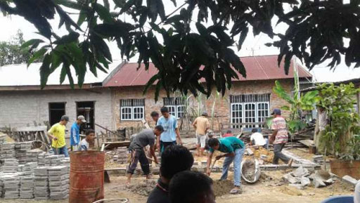 Warga Pangean Bahu-membahu Bangun Rumah untuk Korban Kebakaran