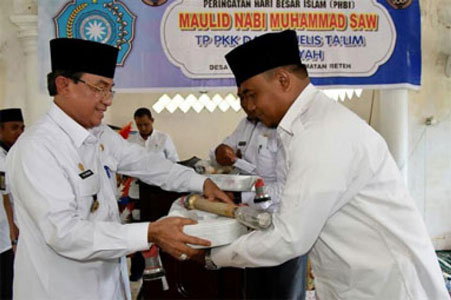 Antisipasi Kebakaran, Bupati Wardan Serahkan 2 Unit Mesin Apung