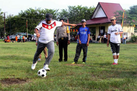 Alfedri Buka Turnamen Bola Kaki Old Star 37 Kampung Rempak