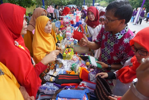 Para Ibu di Pangkalan Kerinci Kembangkan Kreativitas Lewat Bazar IWARA