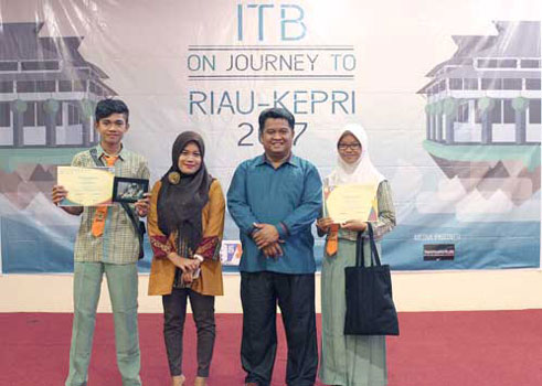 2 Siswa SMAN 1 Sentra Juara Lomba ITB Journey to Riau