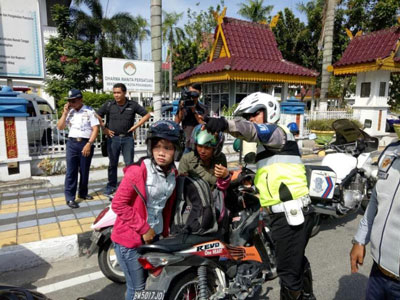 Petugas Gabungan Sosialisasi Rambu Larangan Di Fly Over, Puluhan Pengendara Sepeda Motor Diberikan Tilang Teguran