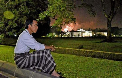 Ternyata Jokowi Santai Kenakan Sarung di Istana sambil Memandang Gemerlap Langit Jakarta