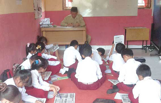 Murid SDN 015 Langgam Belajar di Lantai