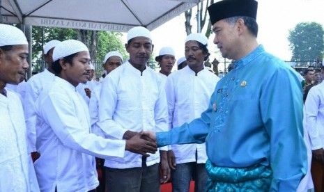 Ratusan Warga Suku Anak Dalam Akhirnya Memeluk Islam dan Disaksikan Walikota Jambi