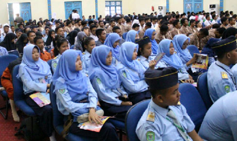 Ratusan Pelajar SMA di Pelalawan Ikuti Sosialisasi Penerimaan Polri