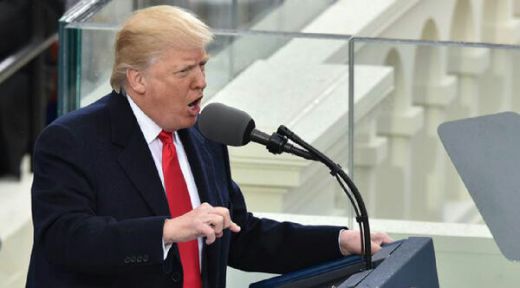 Saat Ayat Alquran Dibacakan, Wajah Donald Trump Tampak Tegang