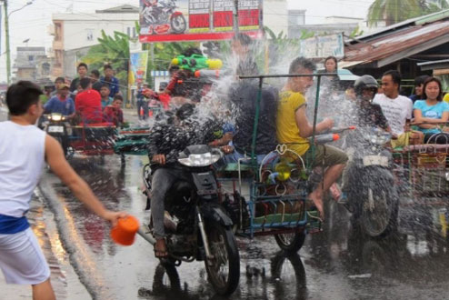 Suasana Imlek di Selatpanjang Mulai Terasa, Yuk Ikut Perang Air di Kota Sagu