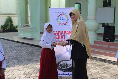 Sedekah Oksigen Bagikan Susu dan Roti di SD Juara Pekanbaru