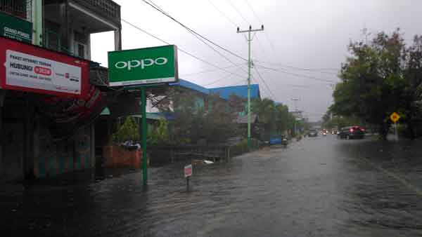Hujan Sejak Subuh, Halaman Kantor Bupati Turut Tergenang Air