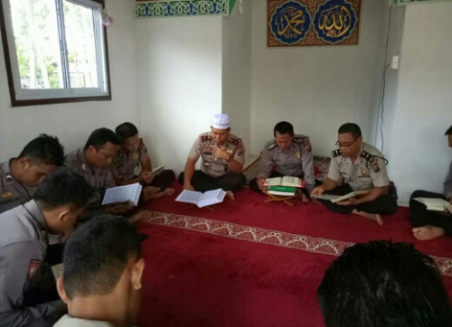 Belasan Polisi Meranti Pengguna Narkoba Ikuti Pembinaan Rohani