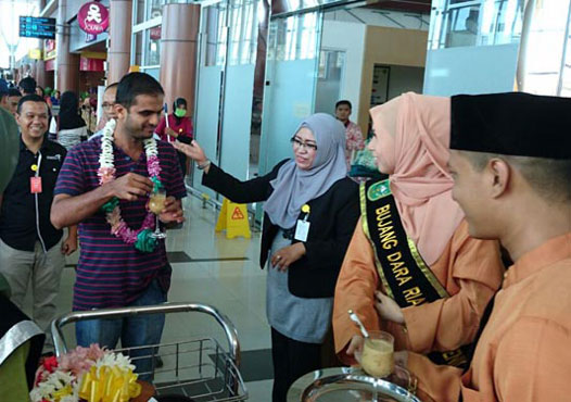 Disambut Kalungan Bunga, Warga India Wisman Pertama 2017 ke Riau