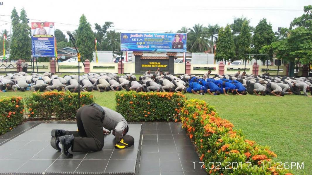 Kapolres Kampar Sujud Syukur Saat Lepas Kepulangan BKO Polda Riau Usai Pam Pilkada