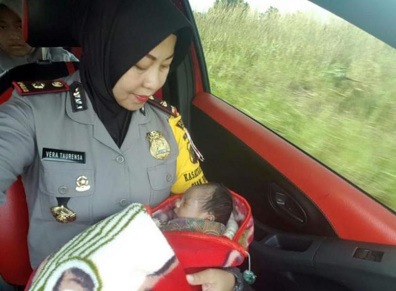 Bayi Malang Dibuang di Teras Kantor Perumahan Borneo Indah
