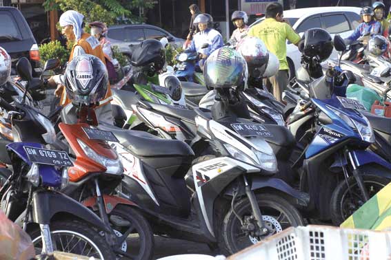 Parkir di Jalur Lambat Salahi Aturan