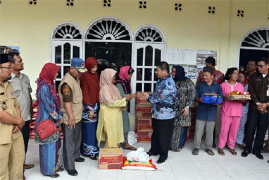Bupati Amril Serahkan Bantuan Sembako kepada 23 KK Korban Banjir Desa Bumbung