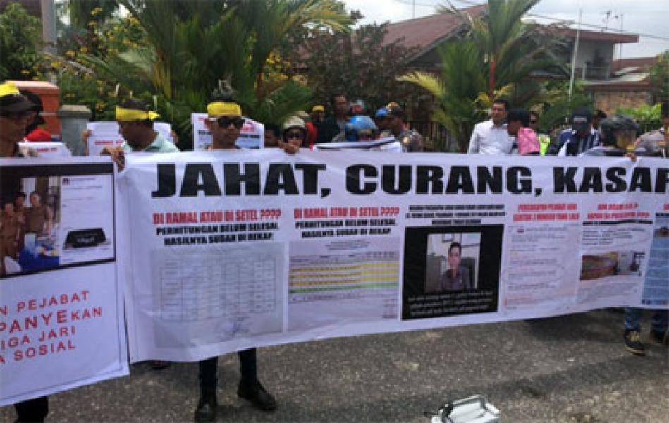 Massa Gempur Datangi Panwaslu Pekanbaru, Laporkan Keterlibatan ASN