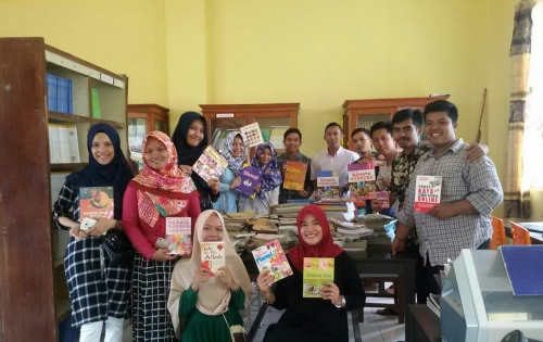 Majukan Dunia Pendidikan di Kuansing, Komunitas Cerenti Berbagi Salurkan Buku ke Sekolah