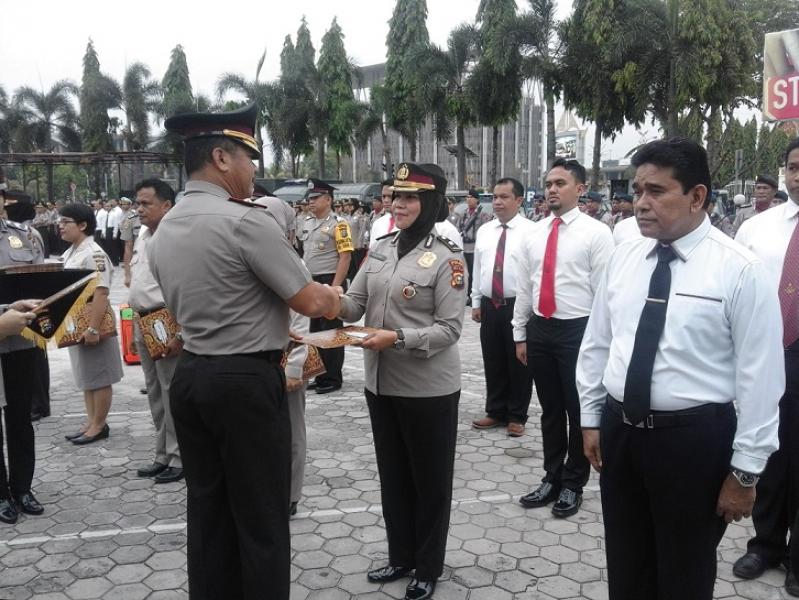 Polda Riau Berikan Hadiah Umroh Pada Dua Personil Berprestasi