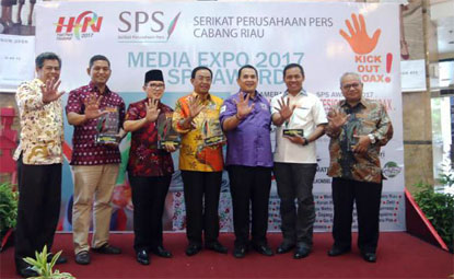 Bupati Wardan Terima Award Media Relationship Dari SPS Riau