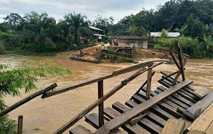 Jembatan Sungai Mentawai di Rohul Hanyut Diterjang Banjir
