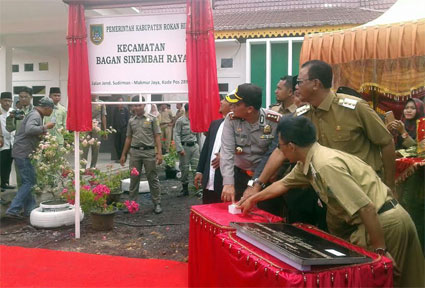 Bupati Suyatno Resmikan Kantor Camat Bagansinembah Raya
