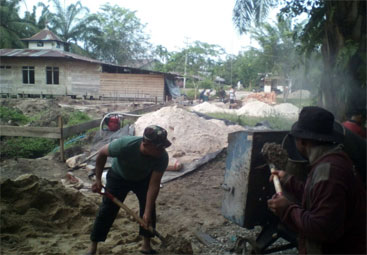 Babinsa Goro Bersama Warga Bangun Masjid Desa Mengkapan