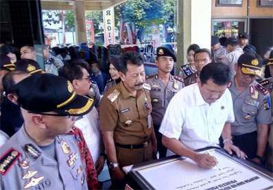 Kunjungi Polresta Pekanbaru, MenPAN-RB Tinjau Aplikasi Pelayanan Berbasis IT