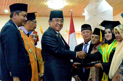 Wisuda XVI STAI Tembilahan, Bupati Wardan: Jadilah Tenaga Pendidik Yang Berkualitas