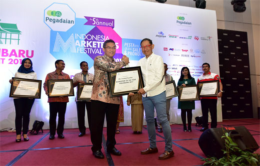 Dirut BRK Raih Award Marketeers of The Year dan Pekanbaru Marketing Champion 2017