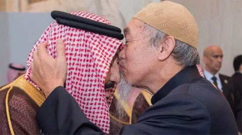 Kisah Pria Tua Tembus Pengamanan Demi Bisa Cium Raja Salman