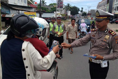 Unit Lantas Polsek Tenayan Raya Bagikan Brosur Imbauan Tertib Berlalu Lintas