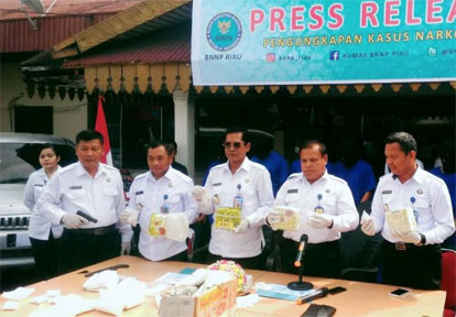 BNN Riau Tangkap 5 Gembong Narkoba Internasional, 5 Kg Sabu dan 1599 Butir Pil Ekstasi Disita